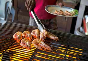 Upplev på egen hand Koh Lanta På Koh Lanta finns något för alla smaker. Här finns fantastiska stränder, frodig regnskog och även restauranger och nöjen, allt erbjuds i en avslappnad stämning.