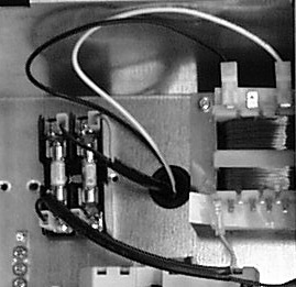 1 2 ACS550-02/U2 Användarhandledning 59 Inställning av kylfläkttransformatorn Spänningstransformatorn till kylfläkten är placerad i frekvensomriktarens övre högra hörn.