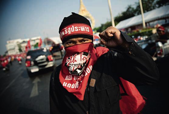 Internationellt Thailand Protest mot regeringen. Med målet att fälla regeringen har rödskjortorna demonstrerat i Bangkok i veckan. Thaksin mobiliserar Uppror.