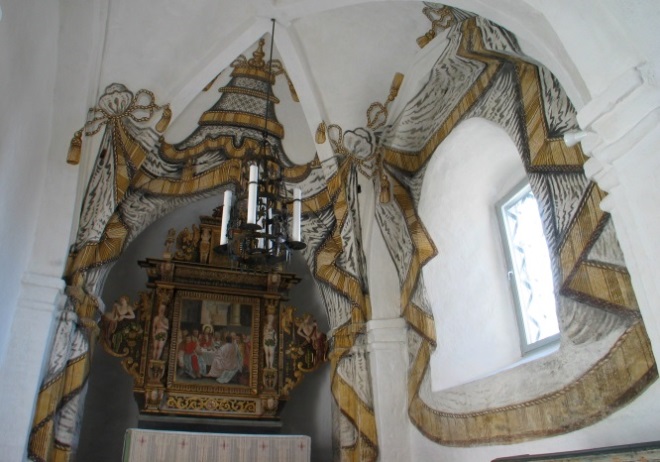 2007 Vä kyrka Projektering för skadedokumentation med kartering och dokumentation av äldre exteriöra putsskikt och kvadermålning från 1800 talet. I parti på långskeppets södra fasad.