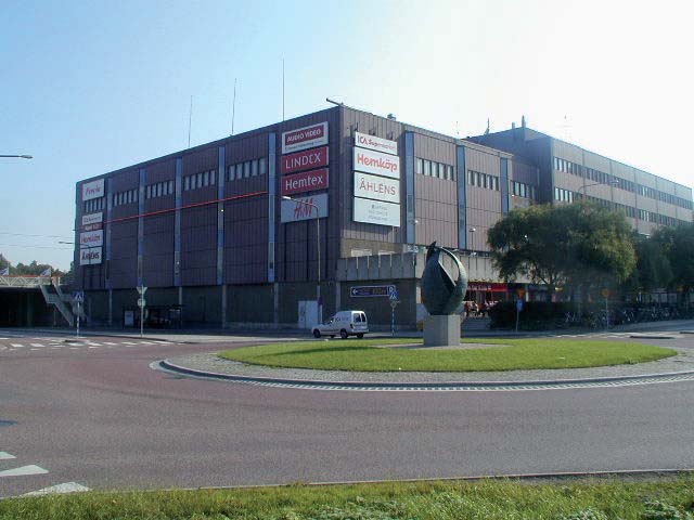 1. INBJUDAN Danderyds kommun inbjuder till allmän arkitekttävling för gestaltning av höghus och förslag på förnyelse av den befintliga bebyggelsen i Mörby Centrum. 2.
