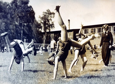 Övre vänster: Vid införandet av samundervisning kom negativa synpunkter fram att bollspelen kom att dominera på bekostnad av flickornas gymnastik och dans. TiG:s (Tidskrift i Gymnastik) bildarkiv.