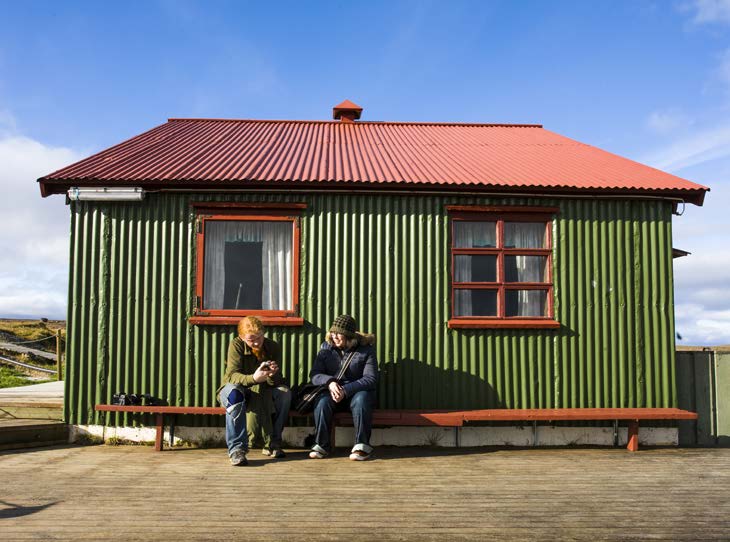 Storstaden Reykjavik Ladda upp och koppla av i Islands huvudstad! Formad av jordens inre krafter, omgiven av naturens rena energi, gör Reykjavik till de starka kontrasternas stad.
