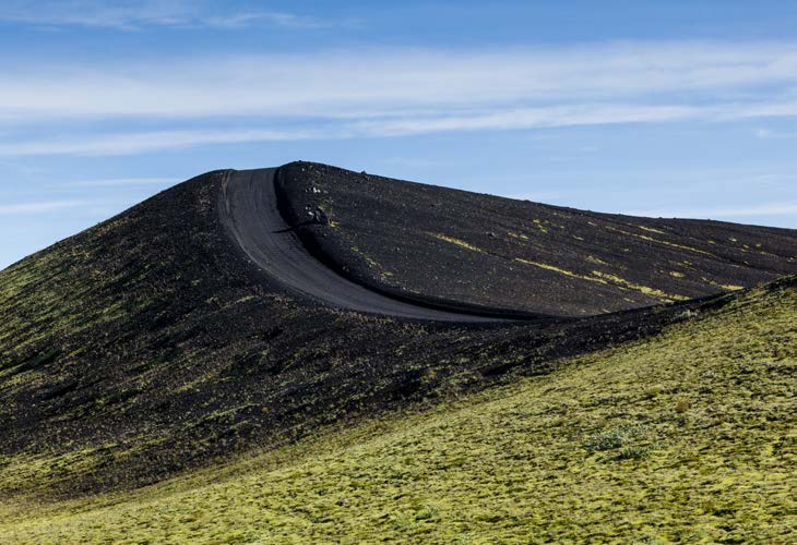 RES MED HUSBIL RUNT ISLAND I våra bekväma husbilar kan du köra runt under dagen samt vila bekvämt över natten. Du kan resa i egen takt och utforska Islands natur på dina villkor.