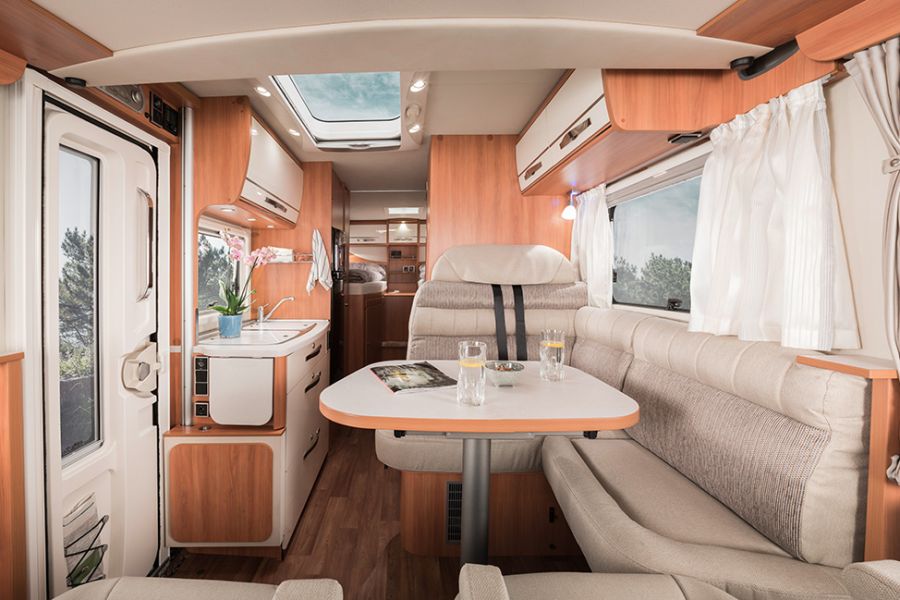 Badande i ljus Genom samspelet mellan de ljusa färgerna i möbeldekoren Trentino päron med högglansluckor och standardklädseln med HYMER panoramataklucka som standard, ger bodelen i Hymermobil Exsis-i