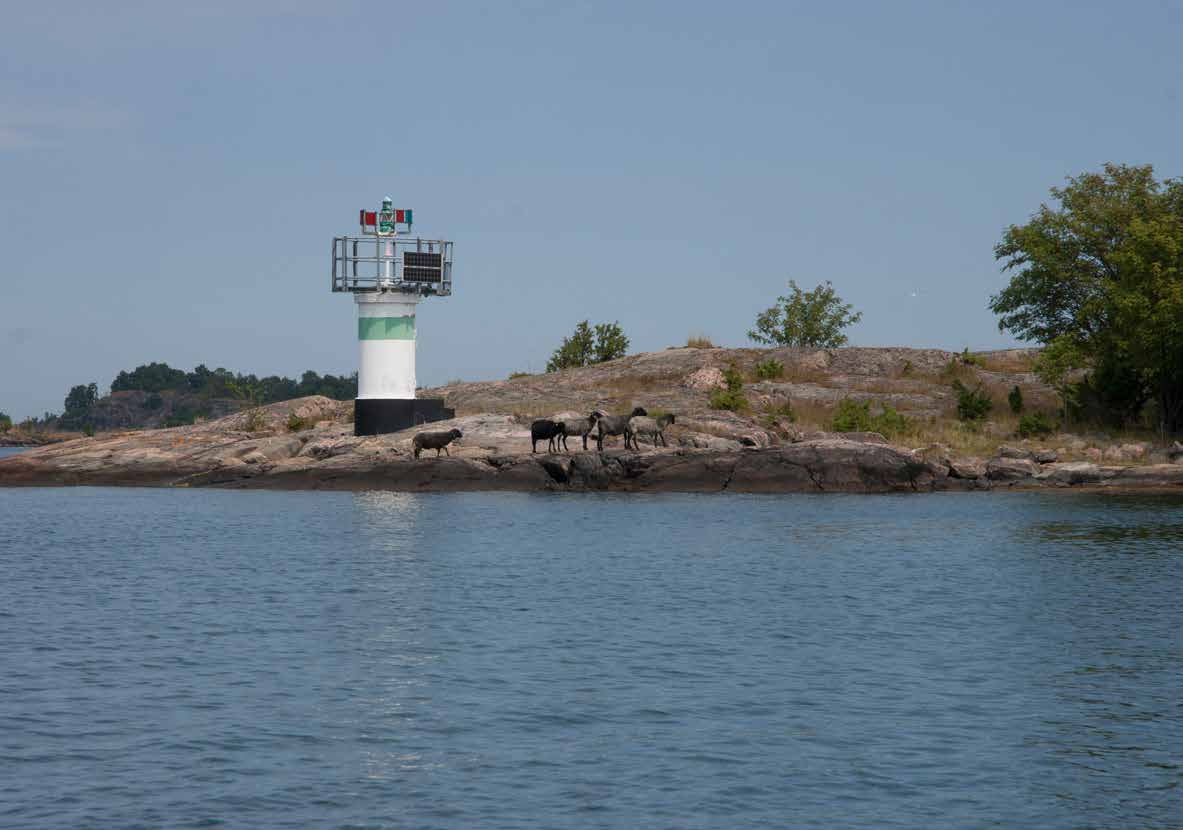 I dag är sista dagen innan Arkösund, men kommer vi dit? Det är knappt någon vind alls, men då och då kommer små pustar och vi gör ibland hela två knop.