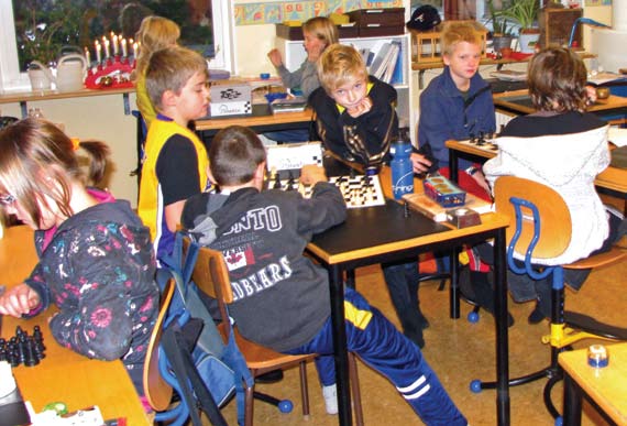 AKTUELLT FOTO: Niklas Sidmar Nu har Schackfyran kommit till Orust Schackfyran fortsätter att växa och har i år kommit till ett antal nya distrikt och orter.