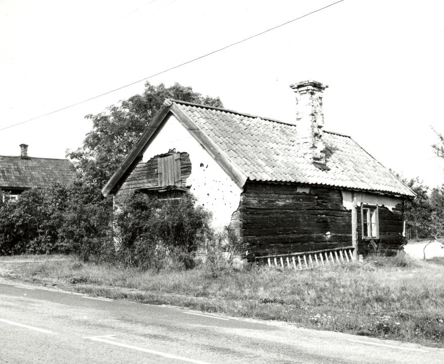 Historien om. innevånarna på torpet Karlslund vid Årsta Copyright Mauritz Henriksson 2008 De första innevånarna var Eric Lindgren och hans hustru Maja Stina Berg. Eric var född 1 juni 1755 i Nyköping.