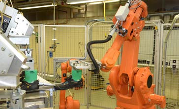 VÅR PRODUKTION Fabrikens nyaste robot i sina arbetsuppgifter. Slipningen görs millimeternoggrant på den nya linjen. En robot för grovbearbetning är omprogrammerad till flyttningsrobot.