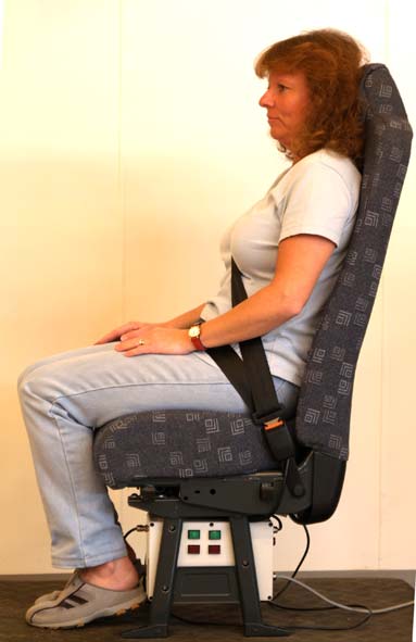 5(6) Om man sätter sig i stolen och kopplar bältet går spaken för ryggstödslutningen över i normalläge och man kan ställa in ryggstödet som man vill.