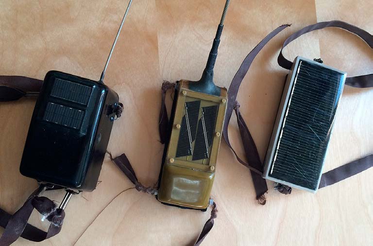 Bild 1. Tre olika generationer sändare, från vänster till höger: Vectronic Aerospace GmbH (VAS; 135 g), Microwave Telemetry Inc. (MTI; 70 g) and Cellular Tracking Technologies (CTT; 65-68 g).