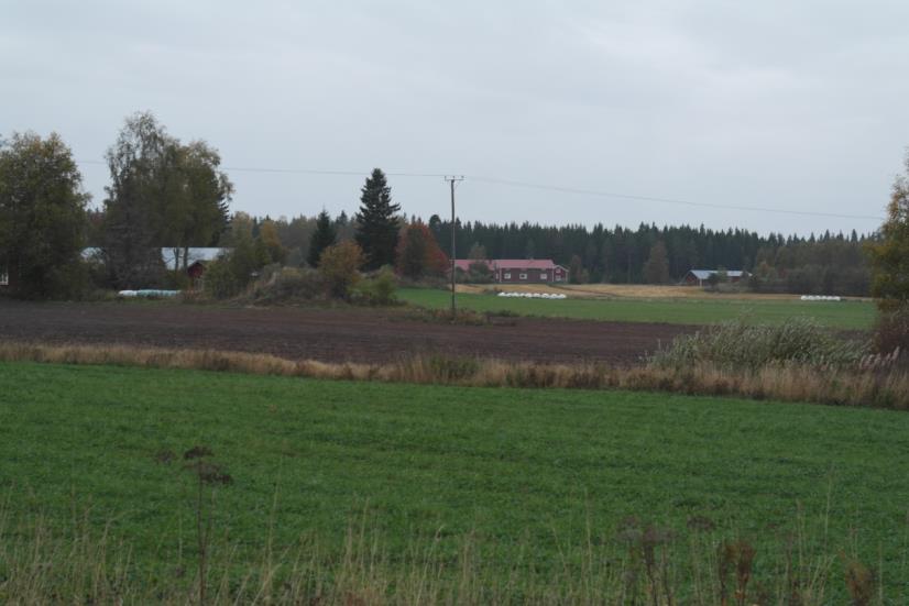 FCG DESIGN OCH PLANERING AB Mikonkeidas vindkraftspark 216 Bild 11.17. Vesijärvi by från Siiroonjokis ådal. (Foto: Riikka Ger/FCG). Bild 11.18. Tarmaankylä från Siiroonjokis ådal.
