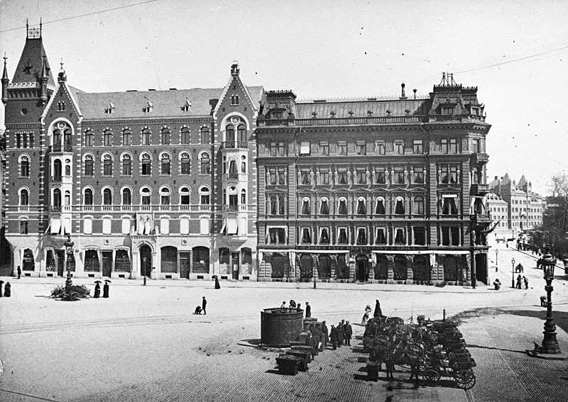 Historik Bild från 1893 som visar Norrmalmstorg från väster. Byggnaden till vänster i bild, i nyrenässans med tegelfasader, uppfördes av Bång och stod färdig året innan. Foto: Gösta Florman. SSM.