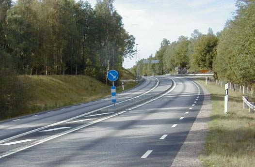 14 (18) Figur 10: Typexempel på hur en korsning med refuger kan se ut. Fotot är från Nättraby i Halmstads kommun och är hämtat från exempelbanken.se. Gång- och cykeltrafik Att cykla i blandtrafik på en väg med hastighetsgränsen är 50 km/h anses normalt fungerar relativt bra.