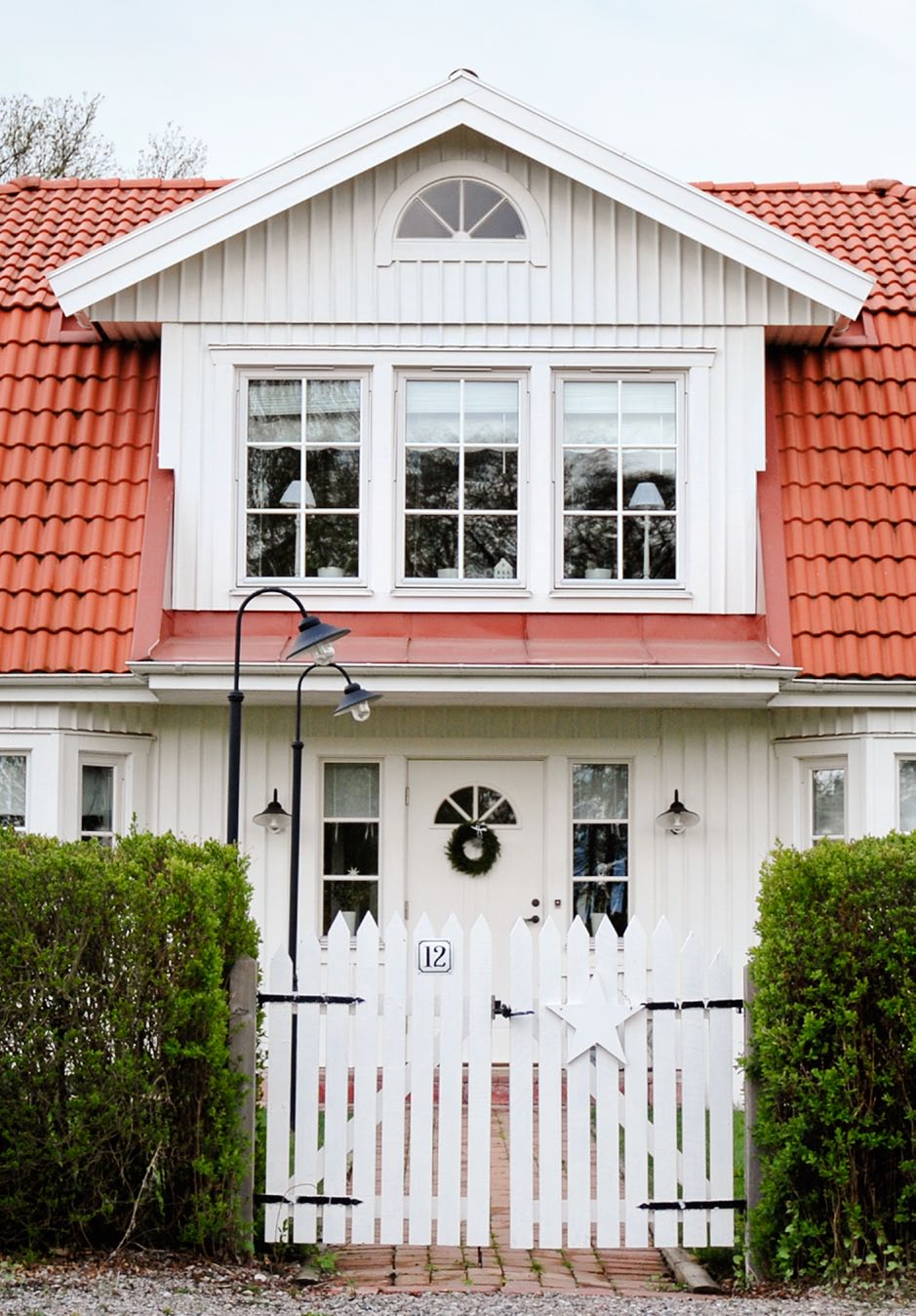TRADITION En populär dörrfamilj i ett elegant utförande som passar många olika hustyper.