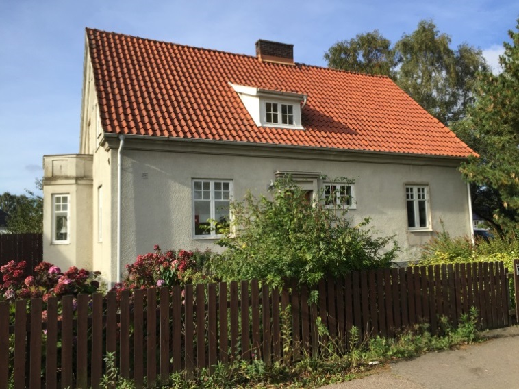 Frötuna 6 Ljusputsad villa med sadeltak byggd cirka 1935. Huset har likhet med flera av de andra i kvarteret en representativ entré centralt placerad i fasaden ut mot Gamla Larödsvägen.