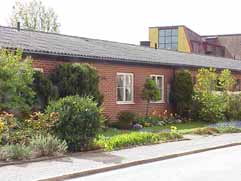 fastighet: OTTILIANA 43. adress: Västra Vallgatan 26 D. ålder: 1971. arkitekt / byggm: Rune Welin. användning: Bostad. Rött tegel. Flackt sadeltak, grå korrugerad eternit. Vita hela fönster.