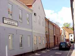 fastighet: OTTILIANA 41, hus C. adress: Lilla Norregatan 9. ålder: 1700-talets slut. Tillbyggt 1895, ombyggt 1938, 1969. arkitekt / byggm: S. Persson (1938), Rune Welin (1969). Gråmålad cementputs.