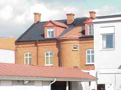 fastighet: OTTILIANA 41, hus G. adress: Sladdergatan 9. ålder: 1902. arkitekt / byggm: Peter Boisen. antal våningar: 2 Grå puts. Rött fogstruket tegel. Sadeltak, svart plåt. Vita korsdelade fönster.