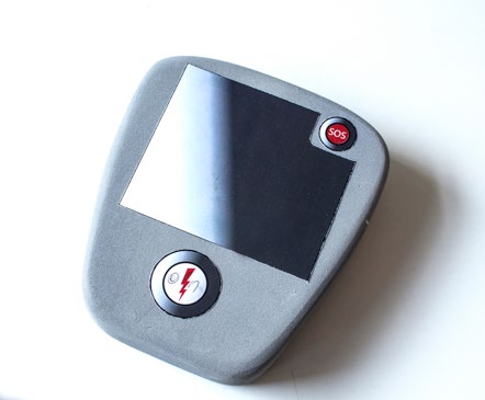 Koncept 3,GPS och Integrering med SOS alarm Nyfiken på om man tar bort defibrillerings funktionen och skapar ett koncept som fokuserar endast på att instruera hjärt och lungräddning skapade jag denna