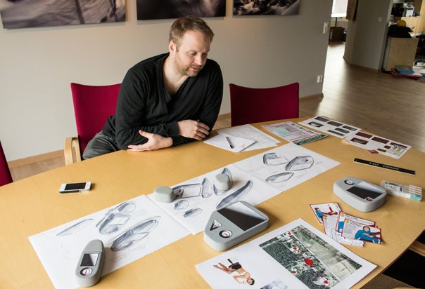 Utvärdering Jag utvärderade mina koncept mot användare genom att dem fick först prova en tränings modell av dagens hjärtstartare och sen fick dem prova alla tre koncept efter varandra.