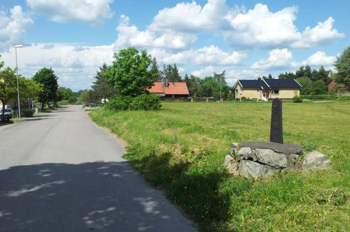 12 (17) I planområdets östra gräns finns en lekplats samt en större park med grusyta.