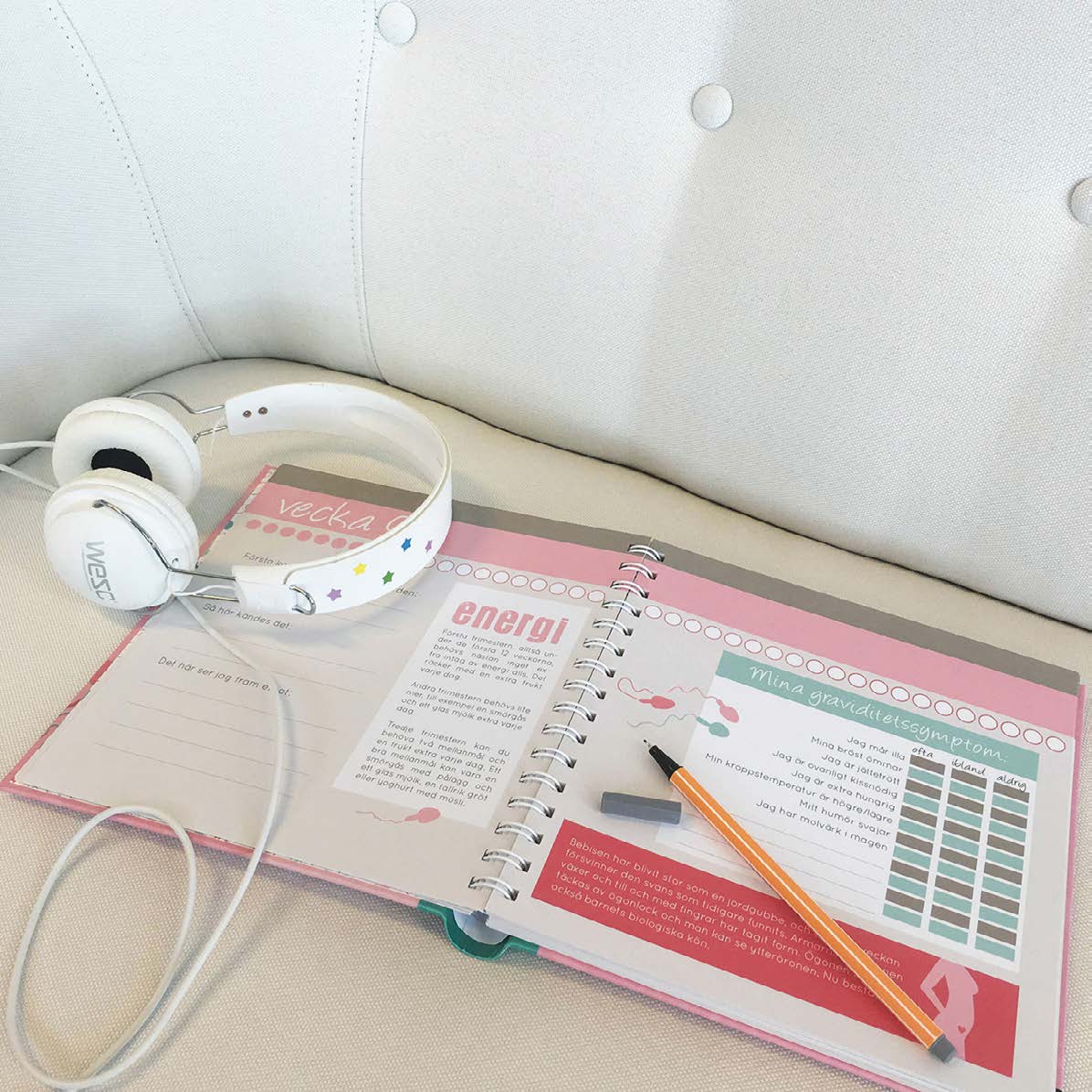 Våra böcker är hållbara. För oss betyder det att de produceras på ett ansvarsfullt sätt, att de trycks på miljömärkt papper i fabriker som tar hand om sin personal.