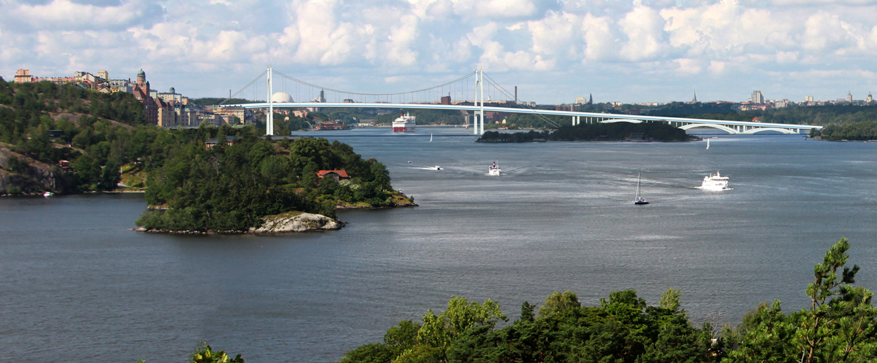 Österbron från Telegrafberget Sammanfattningsvis menar YIMBY att fördelarna med en bro överväger starkt, i synnerhet för Nacka kommun, och om kostnaden är ungefär densamma för båda lösningarna bör