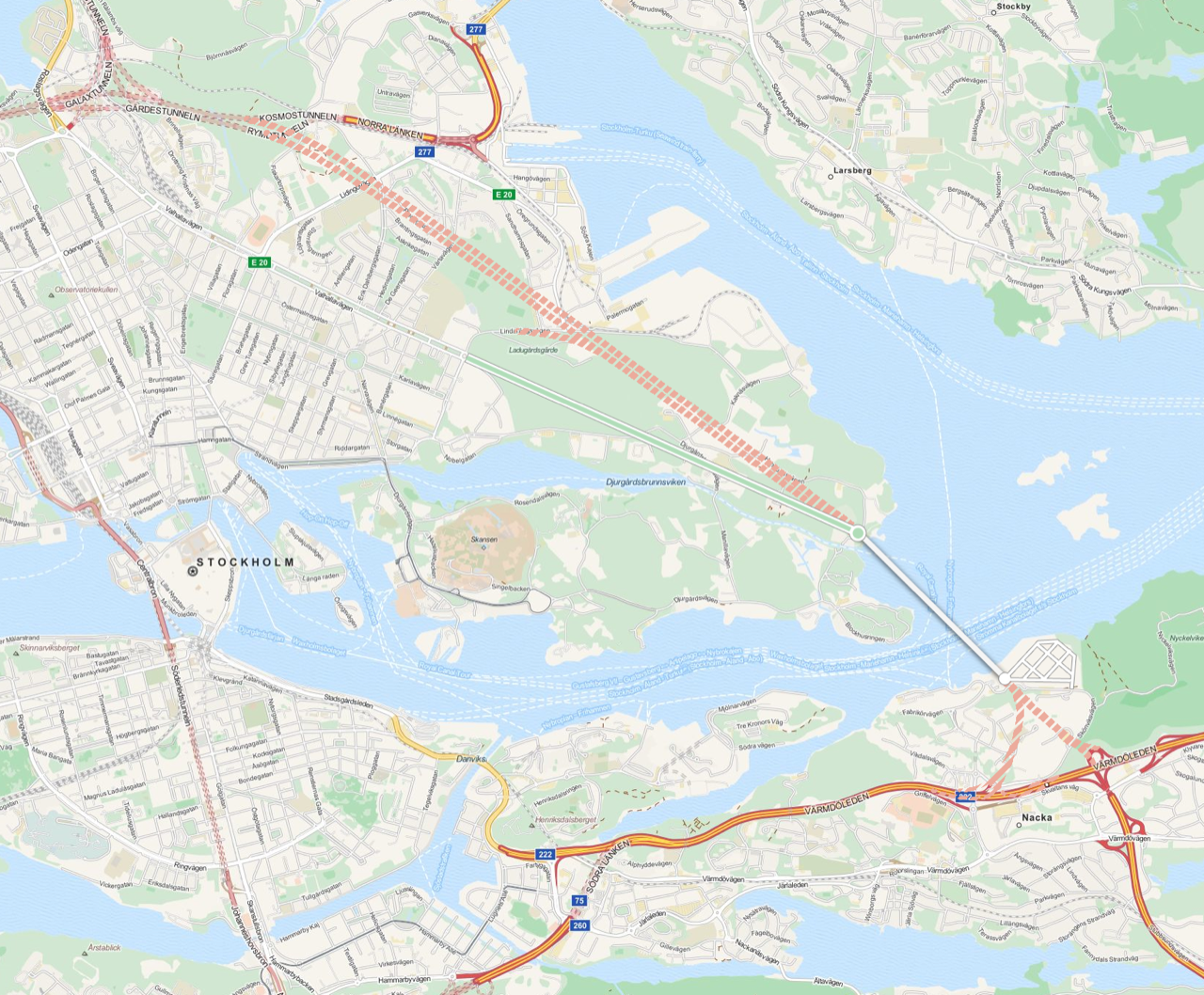 Bron får sitt södra landfäste på bergknallen väster om Bergs gård och går i sin helhet 1,3 kilometer öster om Djurgården. Biltrafiken fortsätter i tunnel på båda sidorna.