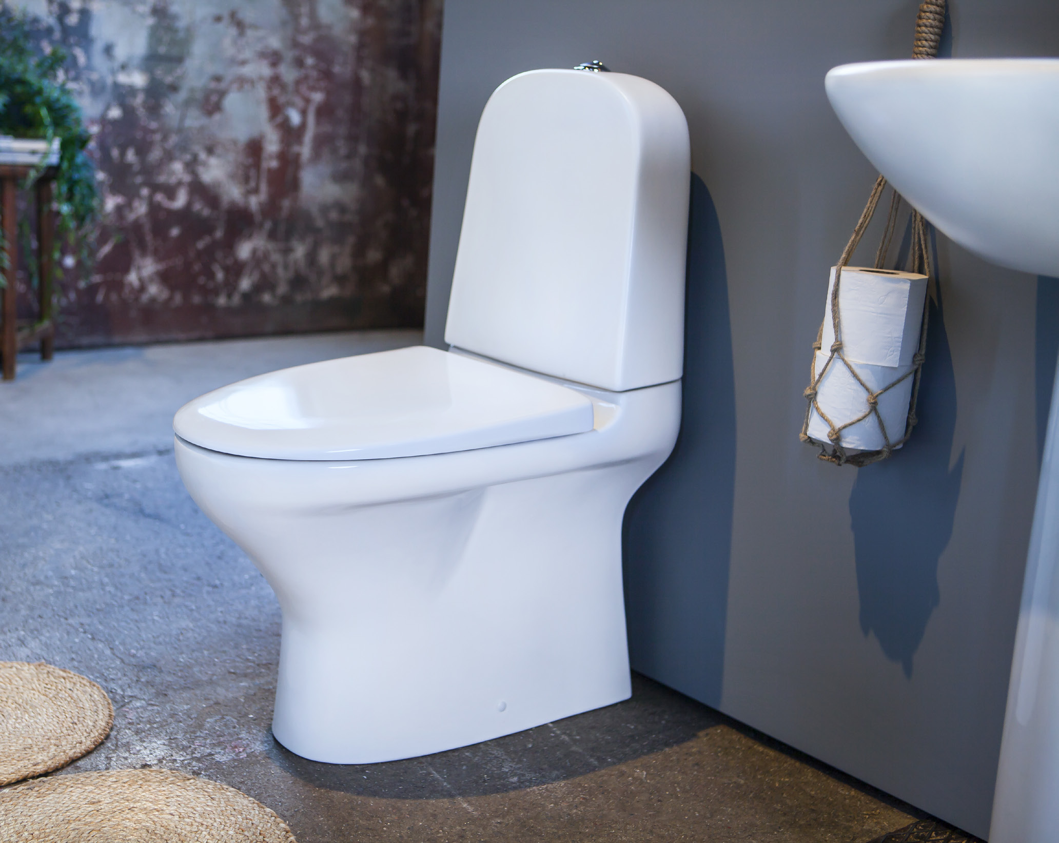 Inget stör den tilltalande, organiska formgivningen. Estetic badrumsporslin finns i tre färger: Blank vit, matt vit och svart och toaletten finns både som vägghängd och golvstående modell.