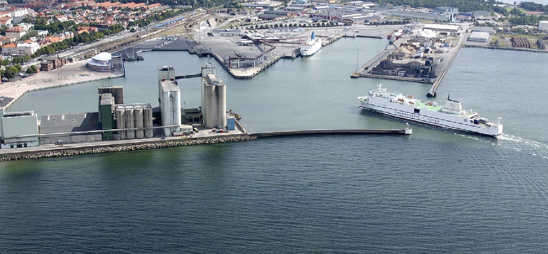 Flygfoto med omvandlingsområdet och färjeläget för katamaranen til höger.
