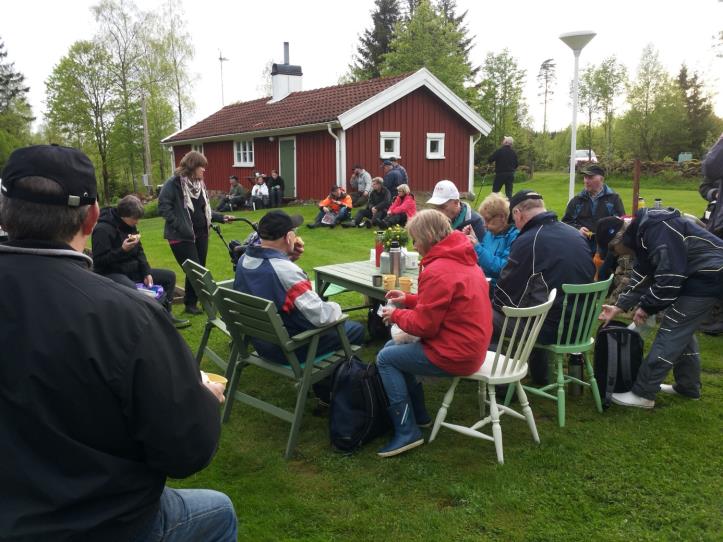 Det var Ulla och Tage Johansson bjöd in till Natur- och torpvandring. Med var den kunnige ciceronen Carl-Erik Andersson som kan det mesta om Grönahögs historia och inte minst om Odla-Skogens.