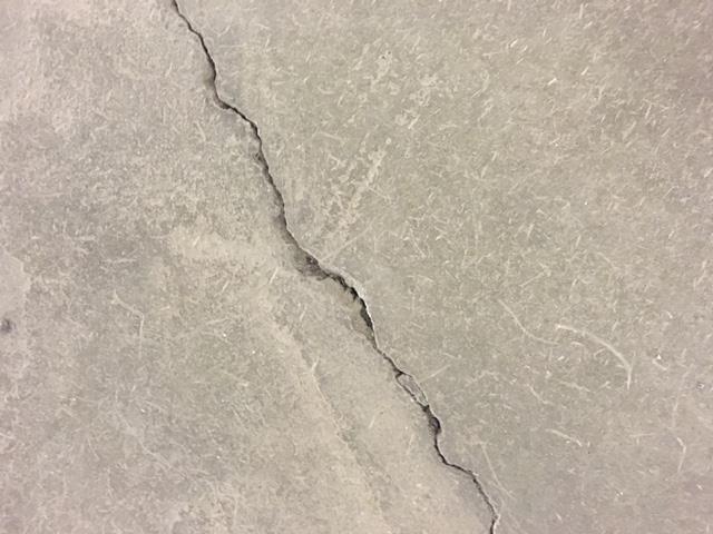 då rörligheten i golvbeläggningen i vissa fall inte kan motsvara betongens spricka och därmed också spricker.