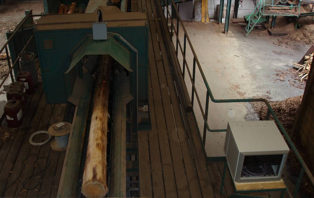 10 Figur 2. Mätning av fibervinkel på stockar i sågintaget. Notera laserpunkten på stockens mantelyta. Vid försöket placerades 3 paket med bra virke (utan 5 % sämsta) i en stapel.