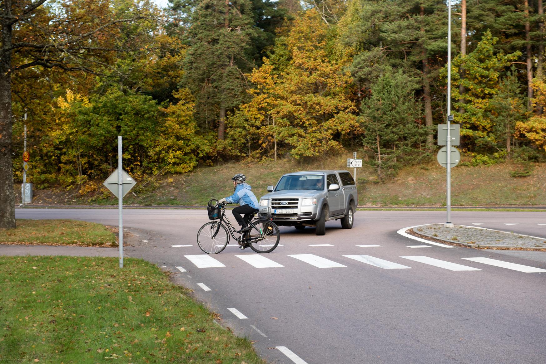 Varför skiljer sig cykelhjälmsanvändningen åt mellan olika städer?