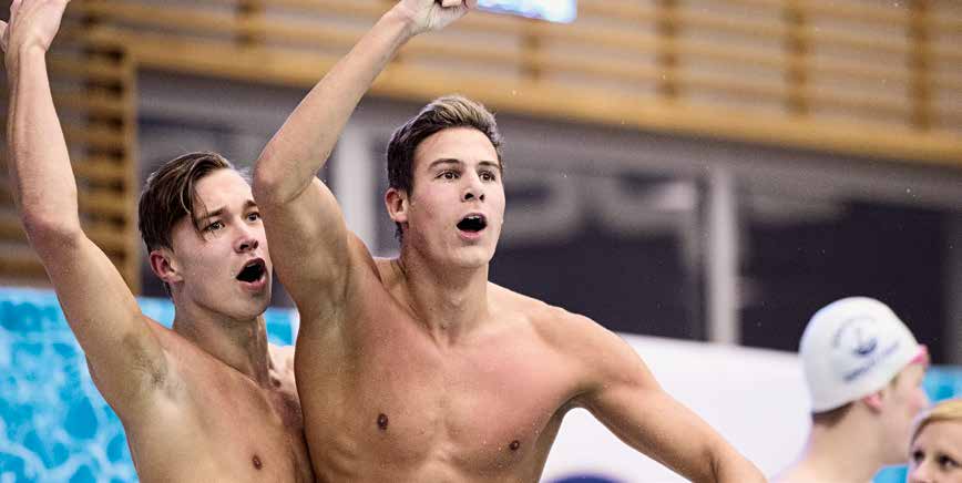 Isak Eliasson & Christoffer Carlsen, jublar efter finalen på 4x50 frisim under SM i Helsingborg.