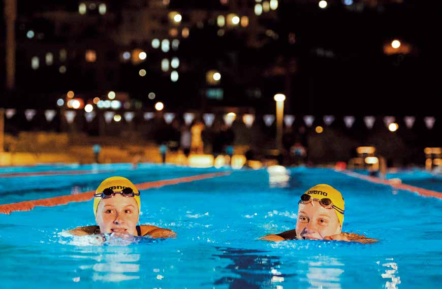 Sophie och Louise Hansson. Systrarna kvällstränar i behagligt uteklimat på Fuerteventura.