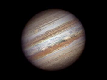 ATT FÅNGA EN PLANET Roger Utas, Visby Jag blev tillfrågad ifall jag kunde skriva några rader om denna bild på planeten Jupiter, och bestämde mig för att berätta lite hur denna bild blev till.
