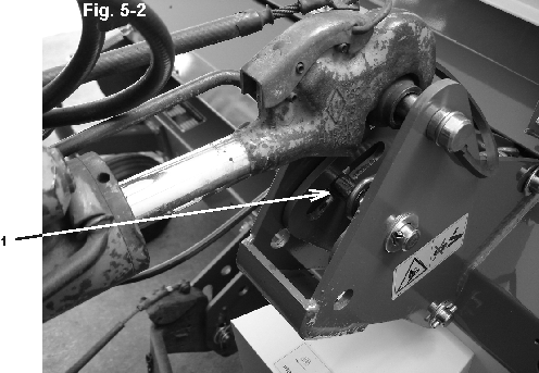 Till- och frånkoppling av maskinen på traktorns bakre trepunktslyft Stoppa in hydraulslangarna Frånkoppling av maskinen kan utföras i omvänd ordningsföljd.