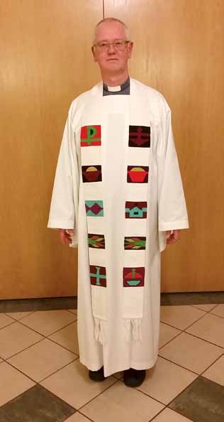 Symboler i kyrkan I kyrkan finns flera symboler. Prästernas klädsel består i regel av ett röklin som vår kyrkoherde har här nedan.