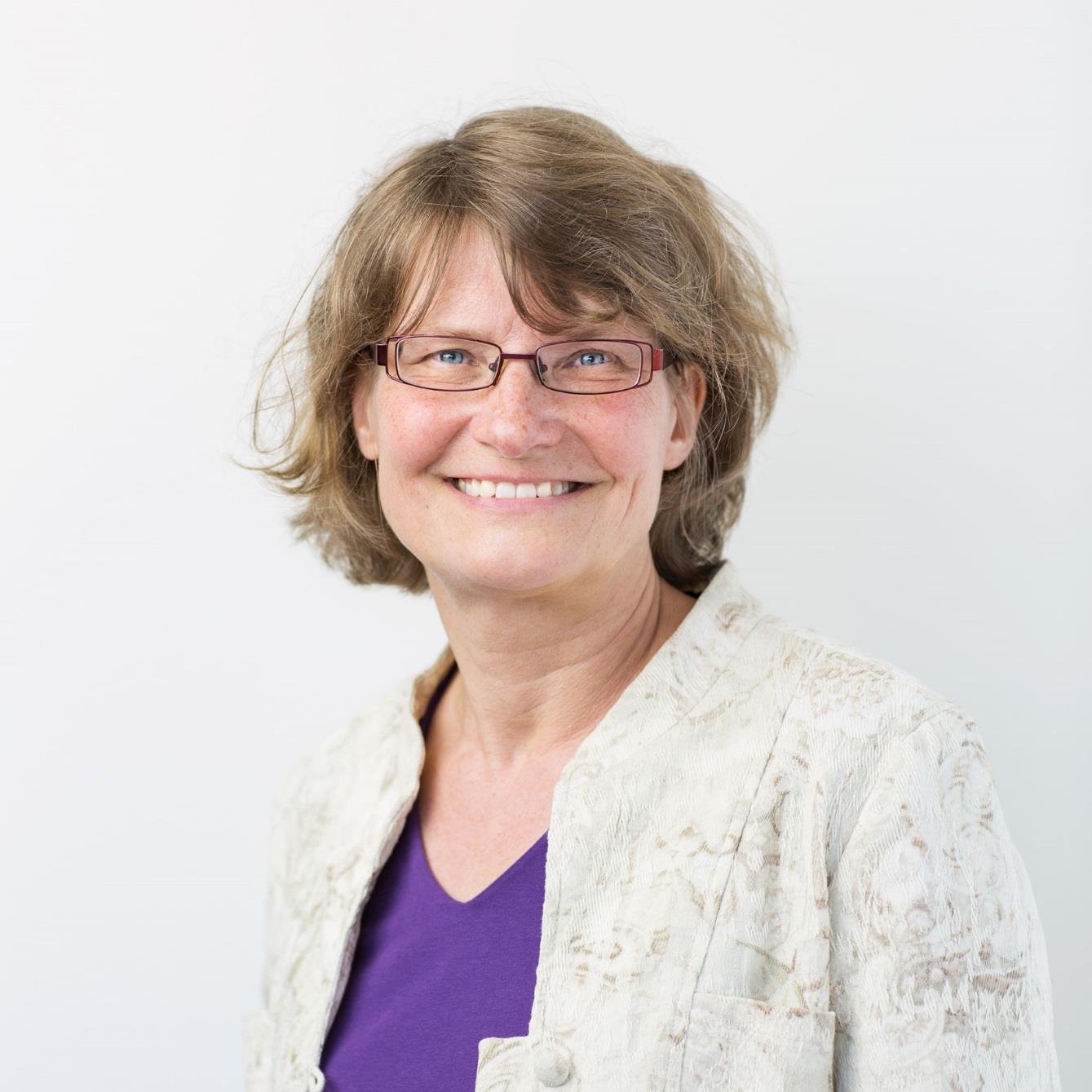 Anna Lundh arbetar som utredare på Universitets Kanslers Ämbetet. Har tidigare arbetat på Högskoleverket, Utbildningsdepartementet och UNESCO.