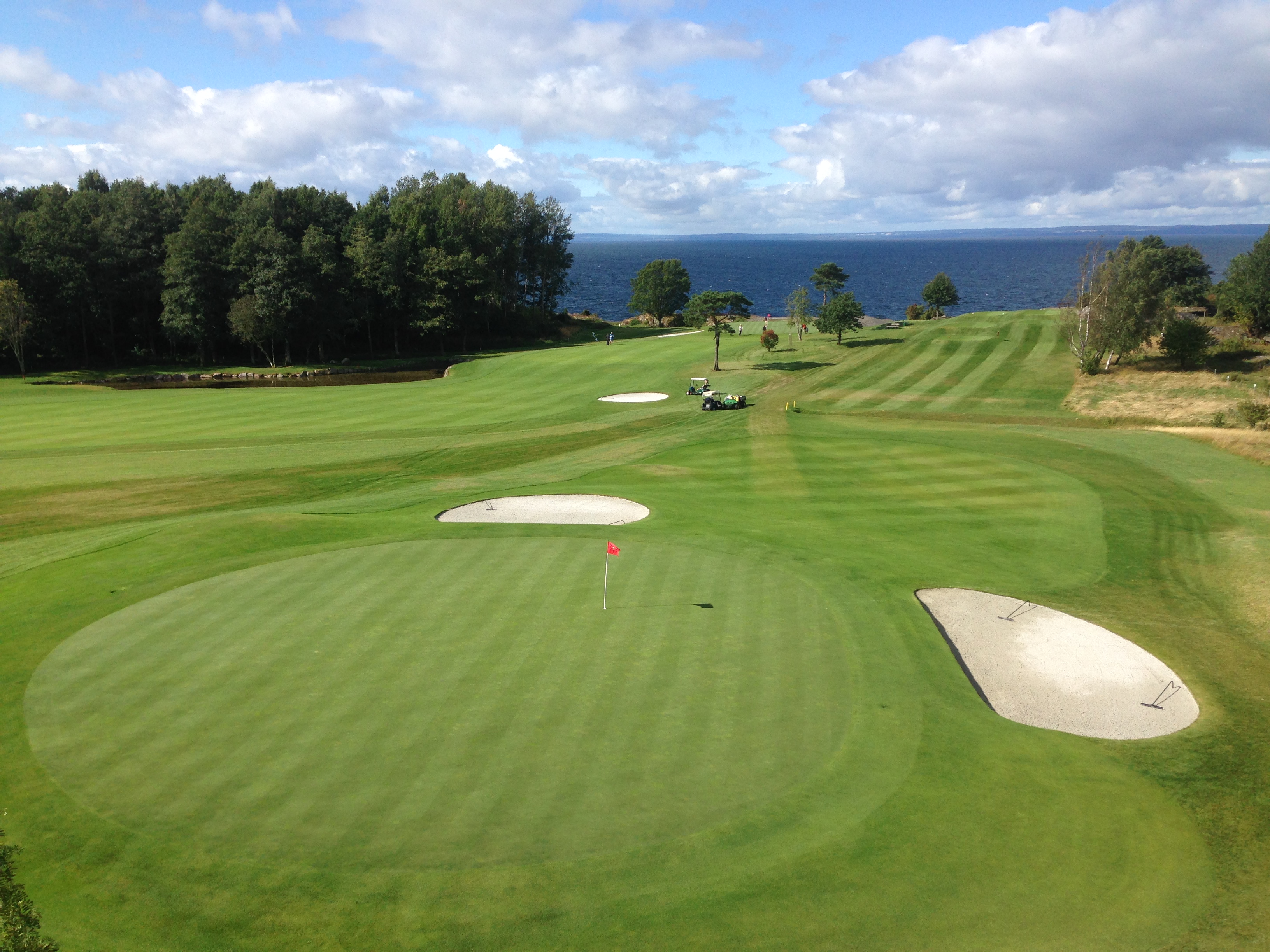 Om Ombergs Golf Ombergs Golf är belägen i ett öppet hedlandskap vid Vätterns östra strand. Man har välskötta fairways och framför allt greenerna är uppskattade. De såddes med krypven Penn A4.