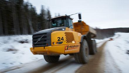 De jordmassor som grävs ur och fylls upp med sprängsten fraktas tillbaka till Stockvik för utfyllnad där.