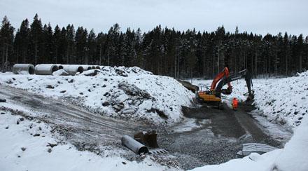 En bit norr om Nolbykullen har man arbetat en tid med förberedelser för att lägga ner en 1200 mm betongtrumma som ska leda bort dagvatten från vägområdet.