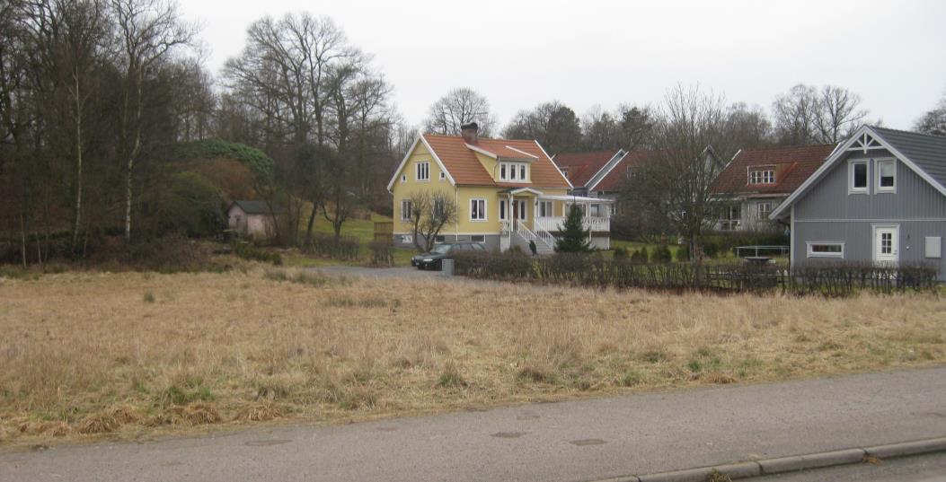 Bebyggelseområdet De två fastigheterna väster om planområdet.