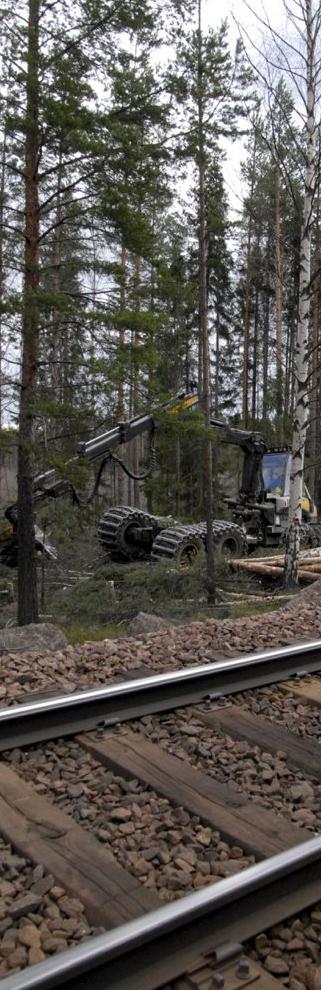 Röjning upphandling av entreprenörer För röjning intill banan på tidigare trädsäkrade sträckor.