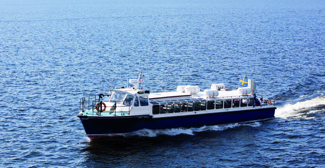 Båten är anpassad för personer med funktionsnedsättning. Information och bokning Laponia Rederi AB Tel 0920-120 84 www.laponia.