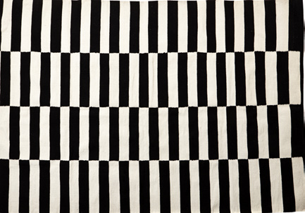 299 Sundsvall handvävd matta i bomull. Finns i svart/vit. 140x200 cm 899:-, 160x230 cm 1.195, 200x300 cm 1.795:- Arendal handvävd matta i ull, offwhite/ svart, 80x250 cm 999, 160x230 cm 1.