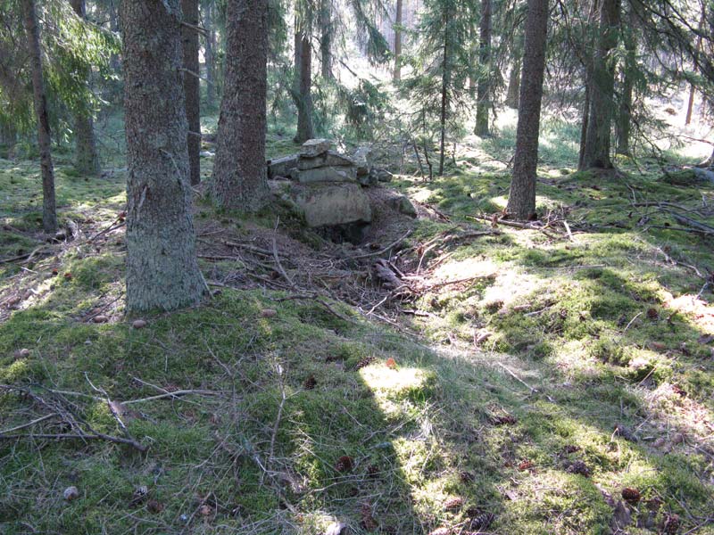 övertagits från kyrkbyn (Jönsson 1988:173 f.). I namnet döljer sig trädslaget gran och -hult som i trä, ved, skog (SOL 2003:134).