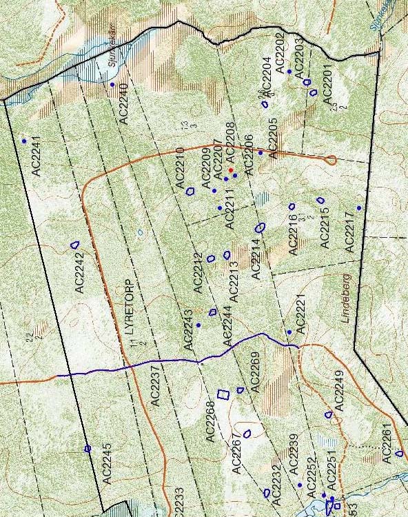 Figur 8. Resultat av arkeologisk utredning. Utredningsområdets NÖ del. Fasta fornar (röd markering) och övriga a ar (blå markering).